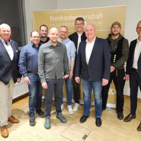 Denis Eikel gemeinsam mit Obermeister Jürgen Stangenberg, einem langjährigen Kollegen und Freund, sowie einem engagierten und jungen Vorstand.